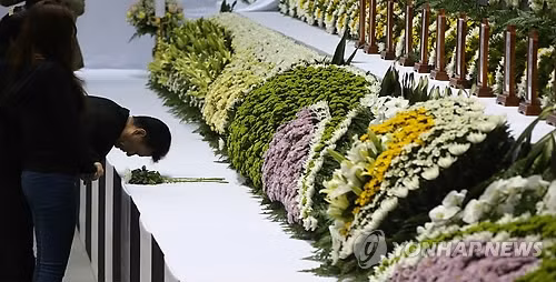 Người dân tưởng niệm trước bàn thờ lớn của các nạn nhân của vụ chìm phà SEWOL (ảnh: Yonhap) 