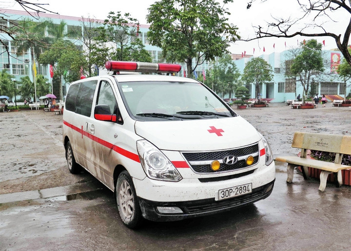 Xe cứu thương không được cấp phép vẫn đưa, đón bệnh nhân tại Bệnh viện đa khoa tỉnh Thái Bình. Ảnh: MAI TÚ