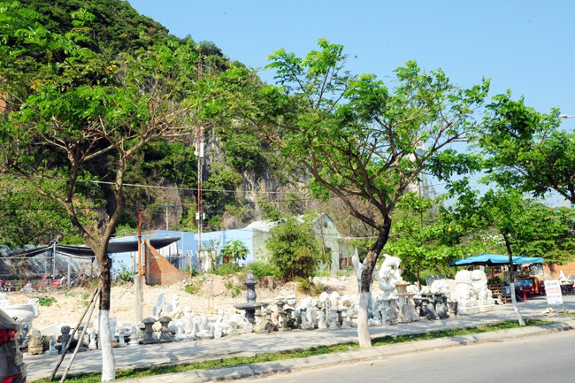 Nhiều hộ sống tại đường Huyền Trân Công Chúa, quận Ngũ Hành Sơn đã nhận đất tái định cư, xây nhà mới nhưng chưa bàn giao mặt bằng.