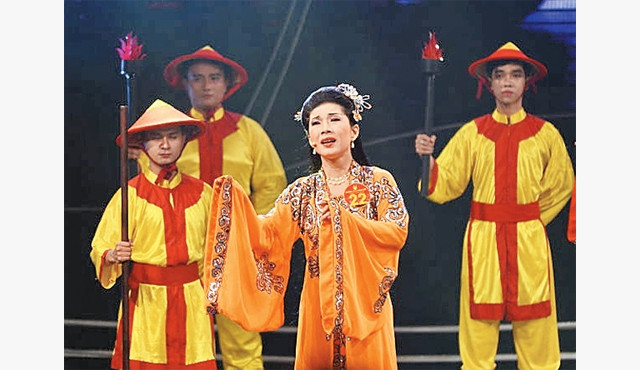 Thí sinh Nguyễn Hồ Như Tuyết Nhung đoạt giải Chuông vàng vọng cổ năm 2016. Ảnh: QUANG ĐỊNH