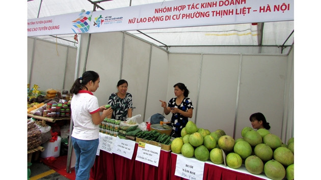 Gian hàng của nữ lao động di cư phường Thịnh Liệt (Hà Nội).