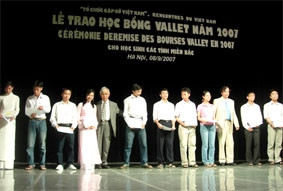 Trao gần 400 suất học bổng Odon Vallet cho học sinh phía bắc