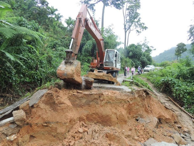 Khắc phục điểm sạt lở làm đứt đường trên tỉnh lộ 676, đoạn Km 48+50 làng Ngọc Hoàng, xã Đắc Ring.