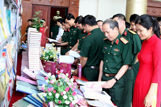 Không khí sôi nổi bên lề Hội thảo khoa học “Cống hiến vĩ đại của C.Mác - Giá trị tư tưởng và sức sống trong thời đại ngày nay” (diễn ra tại Hà Nội sáng 27-4). Ảnh: NGUYỄN HẢI