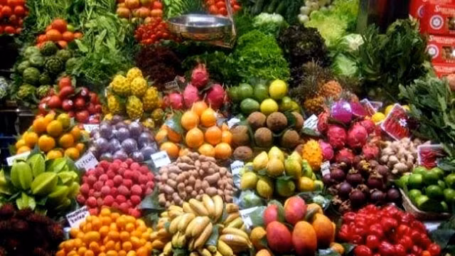 Các loại hoa quả nhập ngoại được bày bán chung với hoa quả trồng trong nước khiến người tiêu dùng rất khó phân biệt.