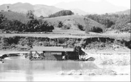 Tàu khai thác vàng hoạt động trên
sông Hồng thuộc địa bàn xã
Đông Cuông (Văn Yên, Yên Bái)