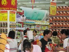 Quầy bán sữa ở siêu thị Carrefour trên đường Rachadaphisek ở thủ đô
Băng-cốc vẫn niêm yết giá như bình
thường trong ngà