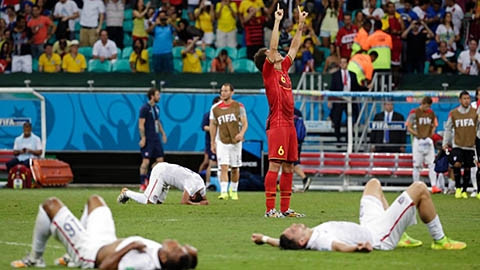 Số 6 của Bỉ Axel Witsel ăn mừng chiến thắng trong khi các cầu thủ Mỹ thể hiện sự thất vọng sau khi trận đấu vòng 1/8 kết thúc với tỷ số 2-1 nghiêng về đại diện châu Âu. (ảnh: AP)