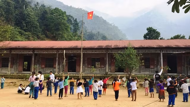 Điểm trường bản lẻ Piêng Coọc, cách điểm trường chính hai giờ đồng hồ đi bộ.