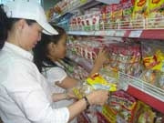 Người dân chọn mua hạt nêm tại
siêu thị Đinh Tiên Hoàng - TP HCM.