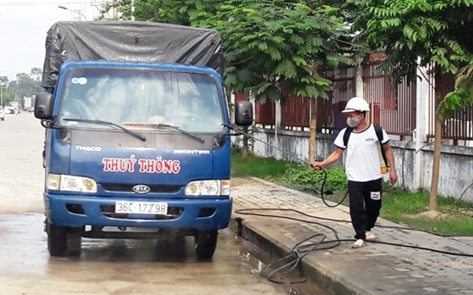 Vệ sinh, phun hóa chất phương tiện vận chuyển thức ăn gia súc nhằm phòng, chống DTLCP.