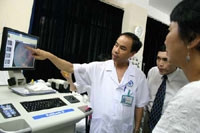 Bác sĩ Nguyễn Xuân Tịnh,  bác sĩ đầu tiên của Việt Nam có thể điều trị bệnh võng mạc gây mù, giới thiệu hình ảnh võng 