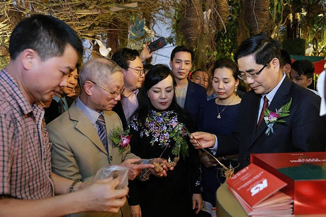 Bộ trưởng Y tế tham quan gian hàng của Công ty cổ phần Sâm Ngọc Linh Kon Tum.