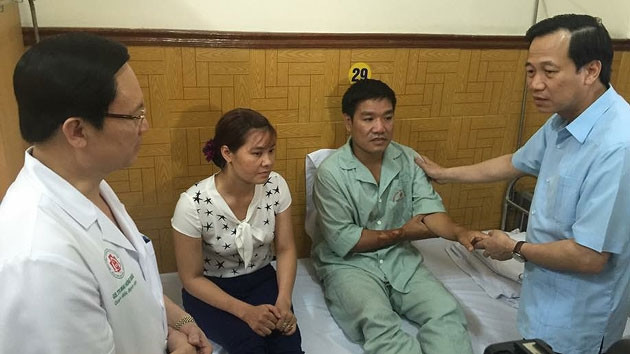 Bộ trưởng Lao động, Thương binh và Xã hội thăm hỏi tặng Thiếu tá Nguyễn Hữu Cường.