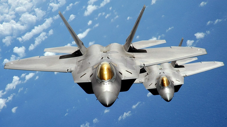 Máy bay chiến đấu tàng hình F-22 Raptors của Mỹ. Ảnh ROI-TƠ