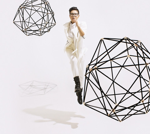 Hình ảnh năng động của Vũ Cát Tường trong album đầu tay Giải mã.