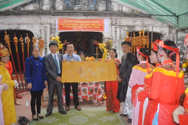 Nhóm Tâm Phát trao sắc phong tặng lại di tích trên địa bàn xã Thành Lộc, huyện Hậu Lộc (Thanh Hóa).