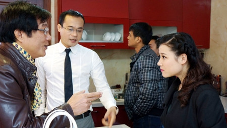 Đạo diễn Trọng Trinh chỉ đạo diễn xuất phim Phía sau khung cửa. (Ảnh do nghệ sĩ cung cấp)