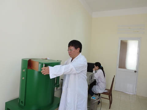 Kiểm tra thiết bị thí nghiệm tại Trung tâm vật lý hạt nhân (Viện Vật lý).