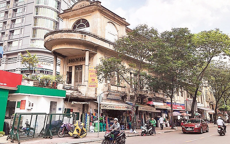 Khu nhà bốn mặt tiền: Trần Hưng Ðạo, Ký Con, Yersin và Lê Thị Hồng Gấm (quận 1) đang xuống cấp trầm trọng.