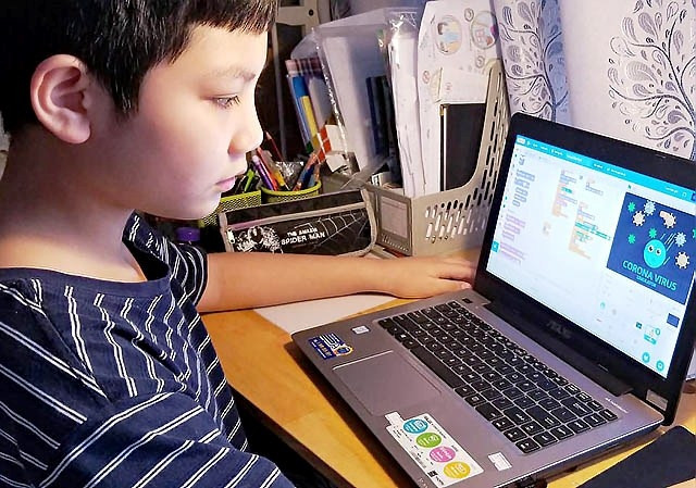 Minh Khang tự thiết kế game online tại góc học tập của mình.