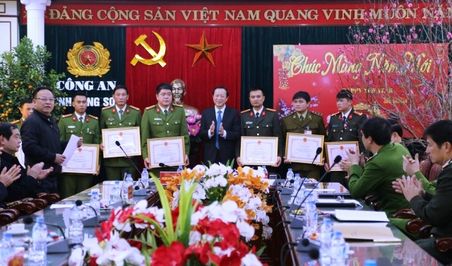 Lãnh đạo UBND tỉnh trao thưởng nóng cho các tập thể và cá nhân.