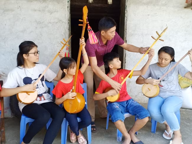 Chủ nhiệm Câu lạc bộ then thôn Bản Hon, xã Bành Trạch, huyện Ba Bể (Bắc Cạn) truyền dạy hát then cho các học viên trẻ.