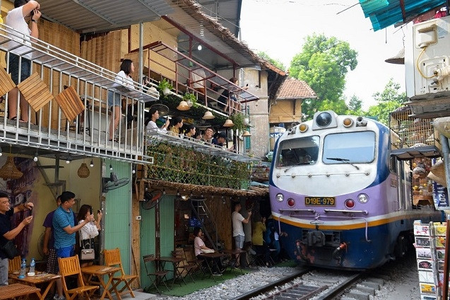 Cà phê đường tàu trước khi giải tỏa.