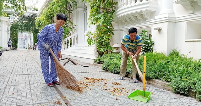 Giáo dân giáo xứ Bắc Dũng (phường 15, quận Gò Vấp) dọn dẹp vệ sinh trong khuôn viên giáo xứ.