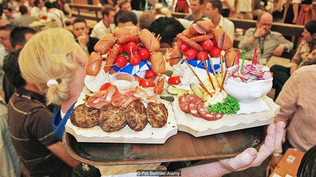 Món xúc xích luôn có mặt trong những dịp đặc biệt. Ảnh: ALAMY