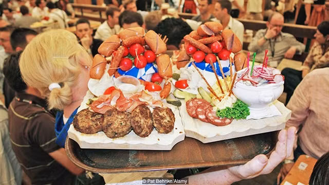 Món xúc xích luôn có mặt trong những dịp đặc biệt. Ảnh: ALAMY