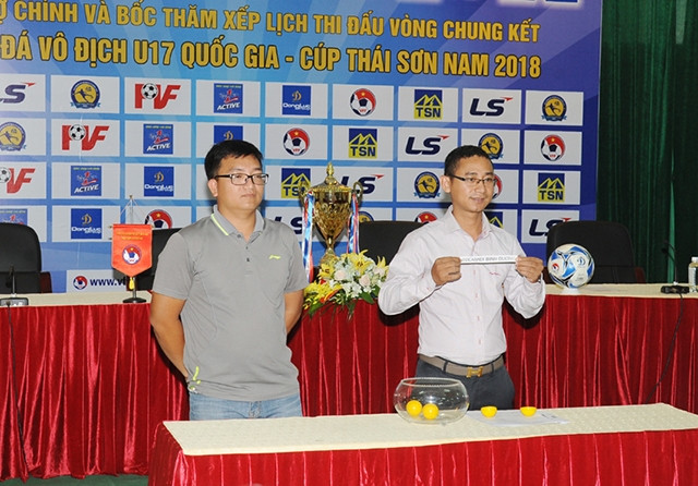 Ban tổ chức tiến hành lễ bốc thăm Giải bóng đá U17 vô địch quốc gia 2018.