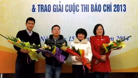 Nhóm tác giả đoạt giải nhì.
