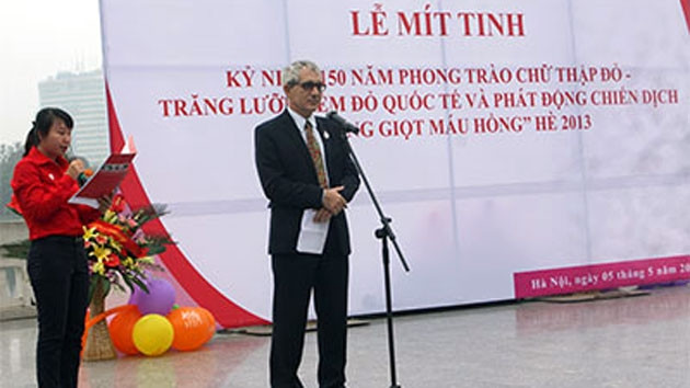 Ông Jacques Stroun, Trưởng đại diện Ủy ban Chữ thập đỏ quốc tế khu vực Đông Nam Á phát biểu tại Lễ kỷ niệm. (Ảnh: Internet)