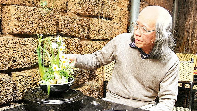 Nghệ nhân Nguyễn Phú Cường với khóm thủy tiên của mình.