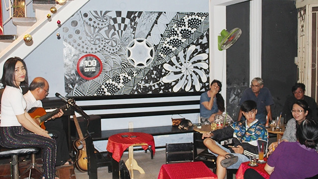 Một quán cà-phê có phục vụ nhạc sống.