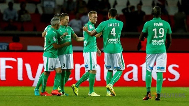 Robert Beric (ở giữa) và các cầu thủ của Saint-Etienne ăn mừng bàn gỡ hòa. (Ảnh: Reuters)