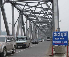 Xe tải húc hỏng cầu Bến Thủy