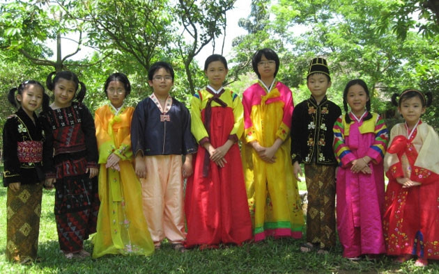 Các em nhỏ mặc thử trang phục Hàn Quốc.