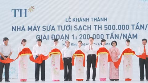 Thủ tướng Chính phủ Nguyễn Tấn Dũng và Thủ tướng Lào Thoong-xỉnh Thăm-ma-vông chính thức cắt băng khánh thành Nhà máy sữa tươi sạch TH. (Ảnh: Internet)