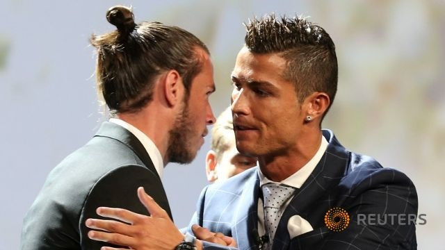 Cristiano Ronaldo nói chuyện với Gareth Bale sau khi nhận giải thưởng Cầu thủ xuất sắc nhất châu Âu mùa giải 2015/16 ngày 25-8 vừa qua. Ảnh: Reuters