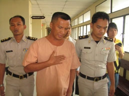 Cảnh sát tư pháp Thái-lan dẫn giải Võ Văn Đức
sau khi kết thúc phiên toà sáng 22-10. 