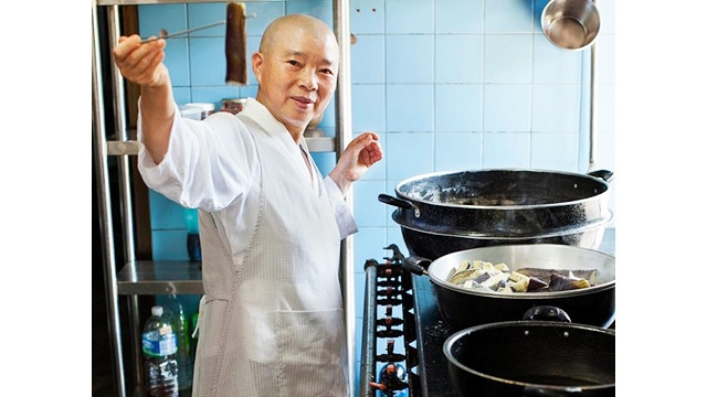 Ni sư tọa thiền cùng ẩm thực