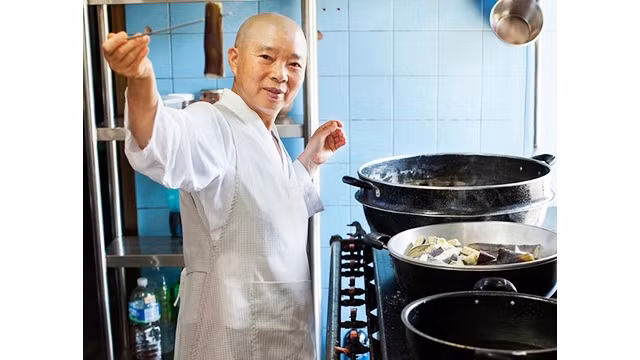 Ni sư tọa thiền cùng ẩm thực