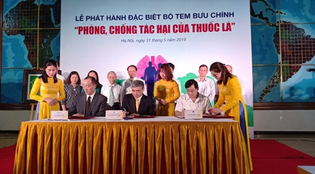 Thứ trưởng TT-TT Nguyễn Minh Hồng (ngồi giữa) cùng các đại biểu ký phát hành đặc biệt bộ tem.