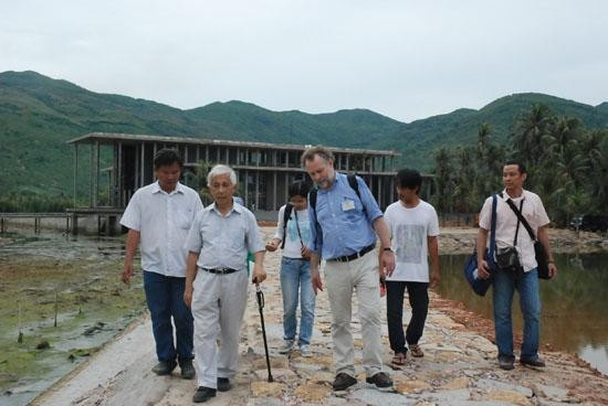Giáo sư Trần Thanh Vân (thứ hai từ trái sang) đi kiểm tra tiến độ hoàn thiện Trung tâm quốc tế gặp gỡ khoa học và giáo dục liên ngành ở thành phố Quy Nhơn ngày 1-8.