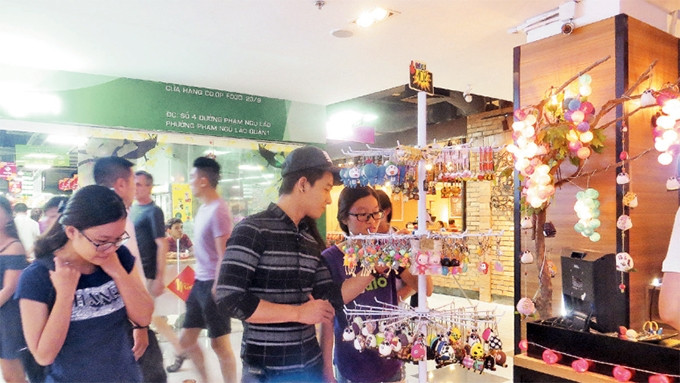 Do thiếu mặt bằng, nhiều doanh nghiệp phải đưa các gian hàng xuống tầng hầm để kinh doanh. Trong ảnh: Ðiểm mua sắm, ăn uống Sense Market vừa được Co.op Mart khai trương tại Công viên 23-9.