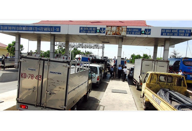 Các phương tiện bị ách tắc tại Trạm thu phí Quán Hàu (Quảng Bình) ngày 1-6-2017.