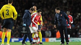 Bị chấn thương, nhưng Fabregas
vẫn tiếp tục thi đấu.