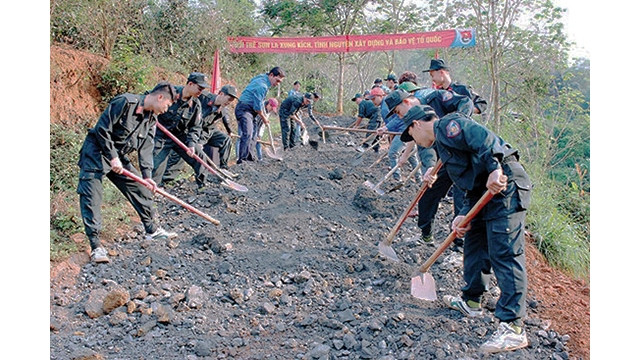 Đoàn viên, thanh niên tỉnh Sơn La tham gia san lấp mặt đường tại bản Pảng, xã Chiềng Đen.